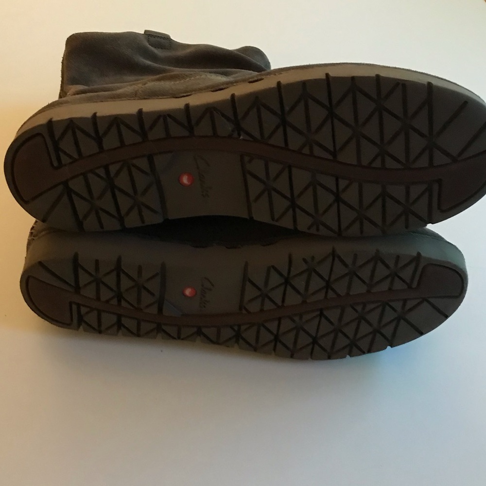 Like New Clarks Unstructured Suede Leather Boots - Picture 11 of 11